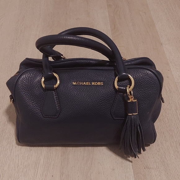 It's giving Old Money 💰 😌. Michael Kors Purse PRICE DROP ‼️👏🏽 - Picture 6 of 6